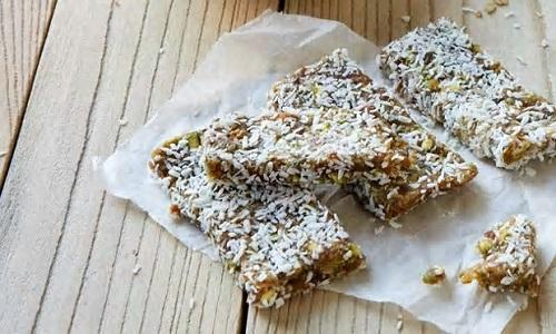 Date pistachio coconut bar